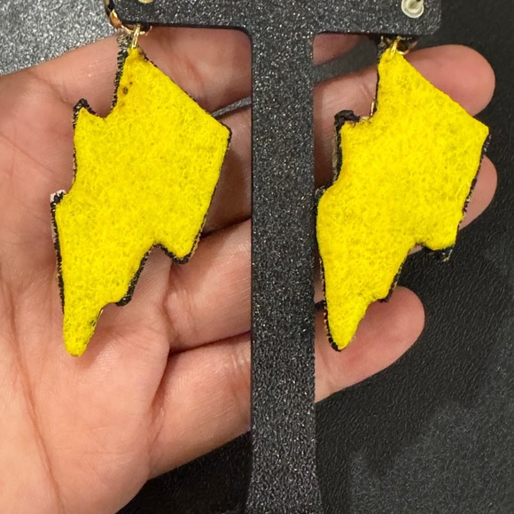⚡ Bold Yellow Lightning Bolt Earrings - Picture 6 of 6